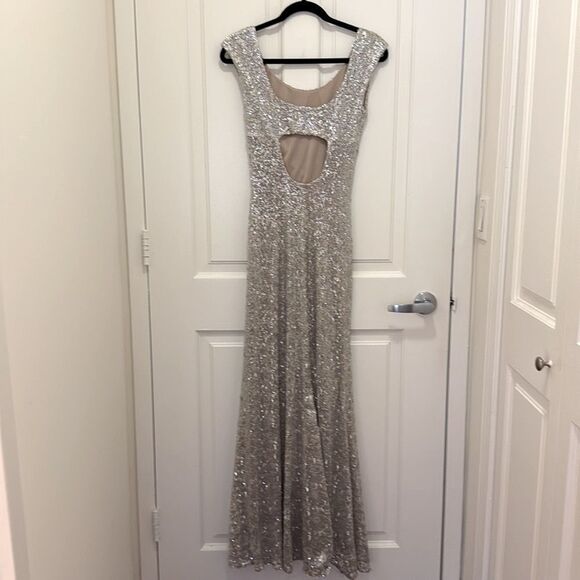 David Meister Metallic Silver Sequin Long Gown. Size 2. - Picture 7 of 8